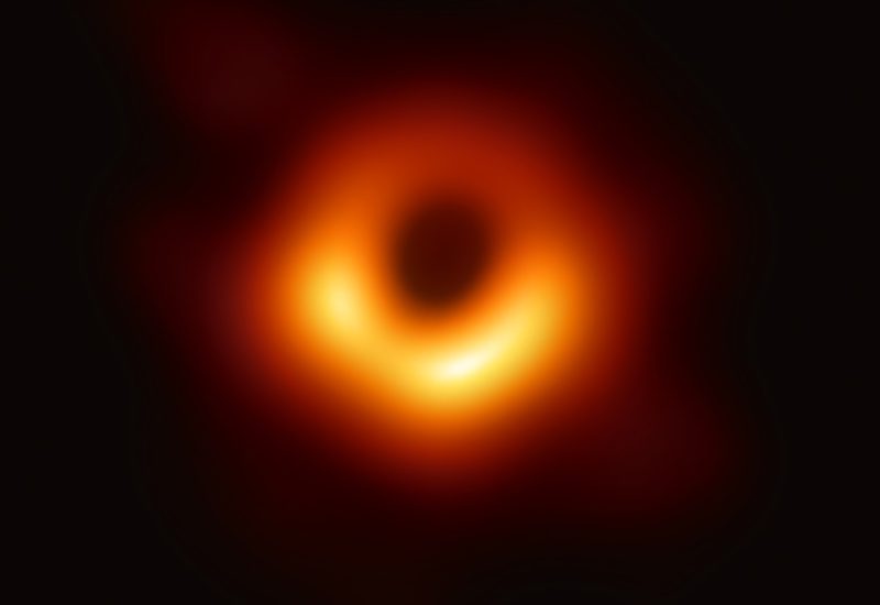Aus Radioaufnahmen des Event Horizon Telescope berechnete Darstellung, die das supermassive Schwarze Loch der Galaxie M87 zeigt (Wikipedia).